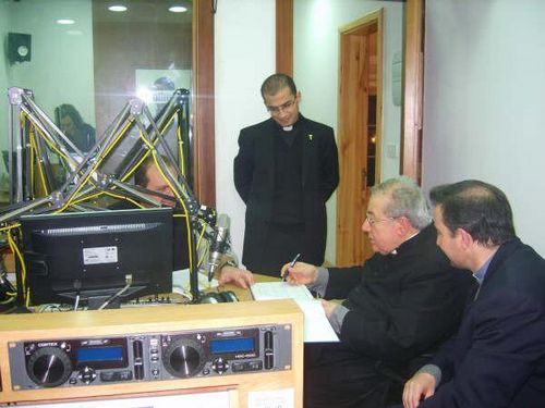 Bishop Emeritus visits Radio Lehen il-Qala