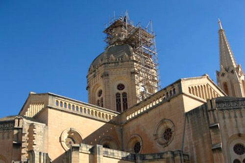 Ghajnsielem parish church dome being restored