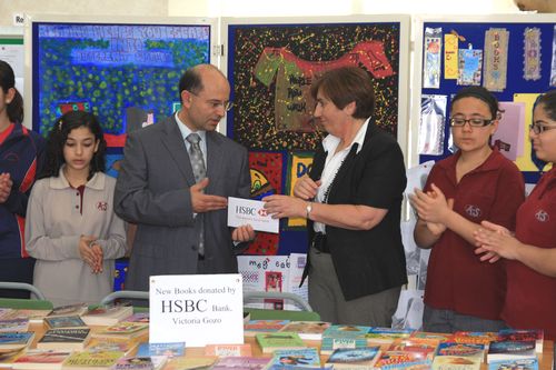 HSBC Victoria donates €400 to local school