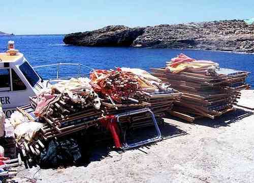 MEPA seizes 650 deckchairs and parasols from Comino