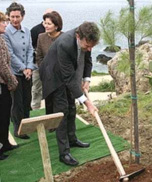 HSBC co-finances afforestation project at Taht Chambray