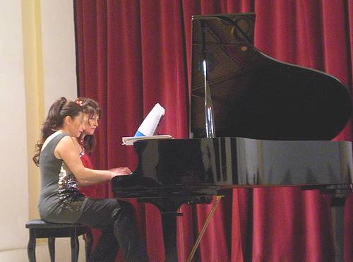 Italian pianists perform a 4-hand piano recital in Victoria