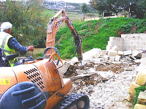 MEPA demolish Dahlet il-Qorrot illegal boathouse structure