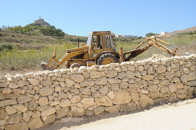 Reconstruction of traditional rubble walls in Marsalforn area