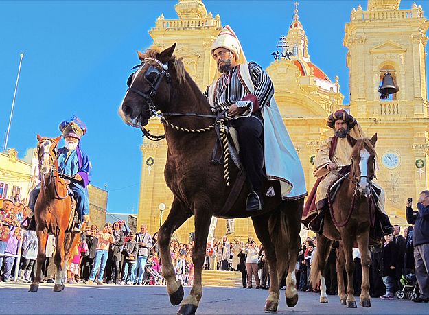 Large crowds enjoy ‘La Cavalcata Dei Re Magi’ in Xaghra