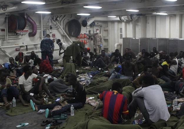 USS San Antonio transferring migrants onto AFM P51 which is due in Malta at noon