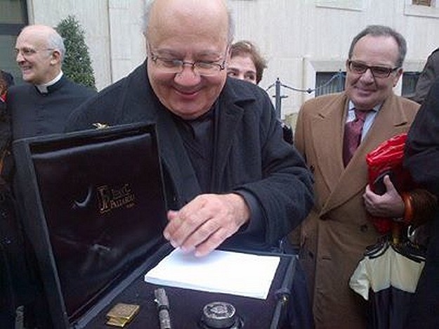 Pope Francis presents gifts for St George’s Basilica & Il-Hagar Museum