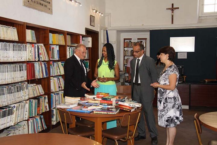 American Ambassador visits Gozo’s Central Public Library in Victoria