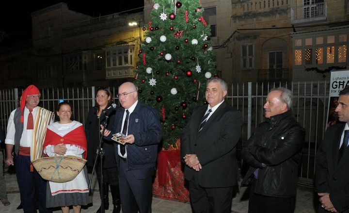 Holy Family on journey to Bethlehem f’Ghajnsielem, Christmas lights switched on