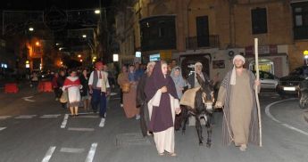 Holy Family on journey to Bethlehem f’Ghajnsielem, Christmas lights switched on