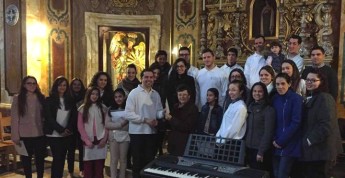 Schola Cantorum Jubilate present donations from Carols by Candlelight Schola Cantorum Jubilate present donations from Carols by Candlelight