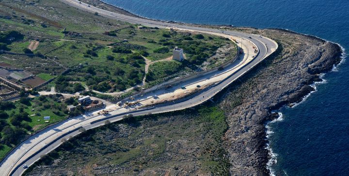 'Road studs' make Coast Road bicycle lane dangerous - AD