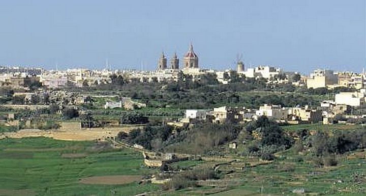 Xaghra Council hosts delegation from twinned towns in Italy and France