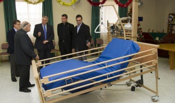 Minister for Gozo presents three new beds to the Arka Foundation
