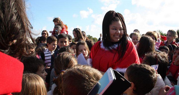 Victoria primary students enjoy a surprise picnic & song with `Destiny'