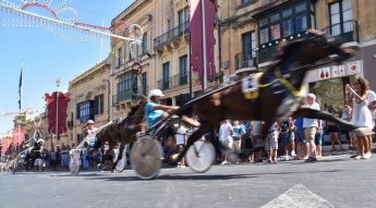 Massive crowds attend Santa Marija horse races in Victoria
