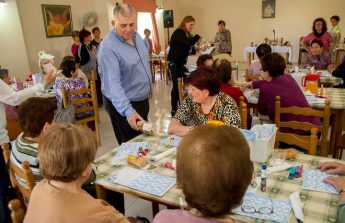 Minister presents Mother’s Day gifts at the Ghajnsielem Day Centre