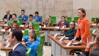 EkoSkola in Parliament discusses the environment and plastic waste