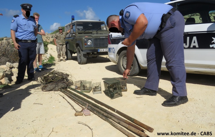 Poachers hide their faces, running away from Police in Gozo - CABS