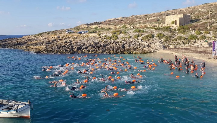 International and local swimmers depart Hondoq for X-Waters event