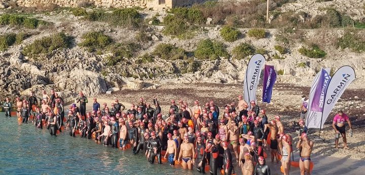 International and local swimmers depart Hondoq for X-Waters event