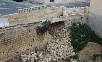 Partial collapse of wall and foundations in Triq San Guzepp, Qala