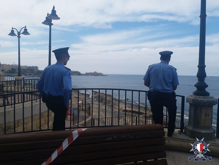 4 people fined by Police for being in groups of more than 4