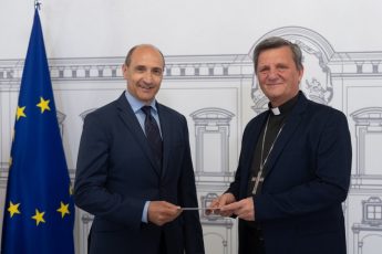 Health Minister Chris Fearne thanks Bishop Grech for church donation