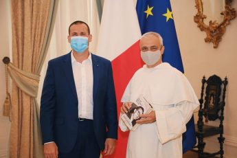 New biography on Dom Mintoff presented to the Prime Minister New biography on Dom Mintoff presented to the Prime Minister