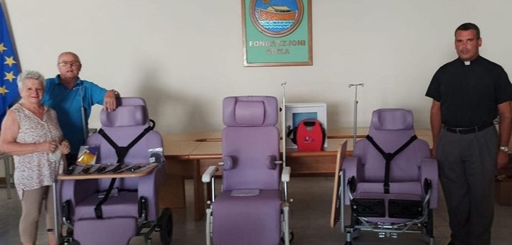 Three care chairs and an AED presented to the Arka Foundation