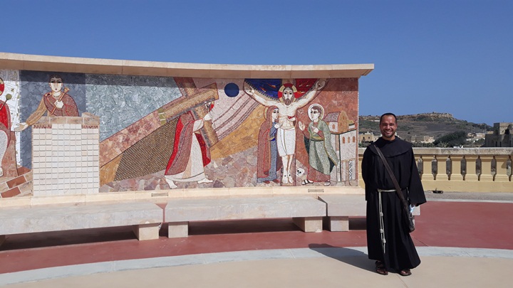 Friar Alessandro enthralls the audience during his Gozo performance