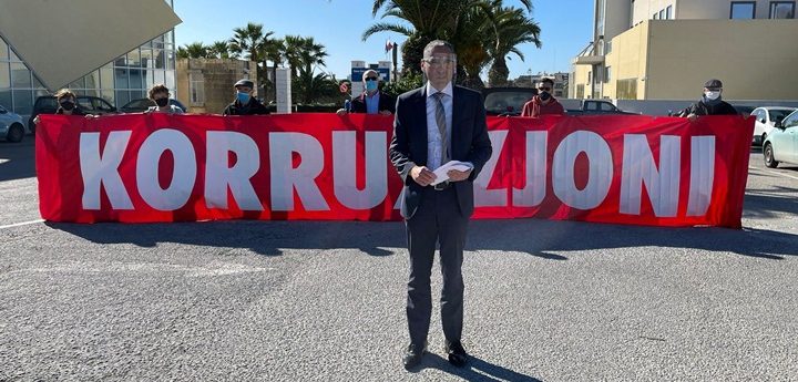 Repubblika stages symbolic protest in front of Gozo General Hospital