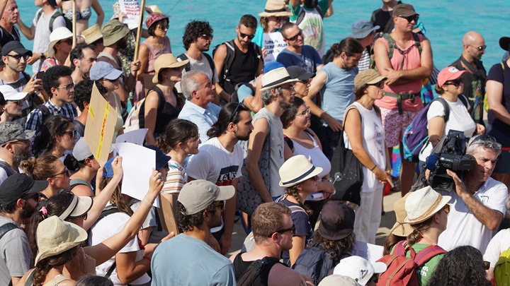 Comino public protest against ``authorities' inaction''