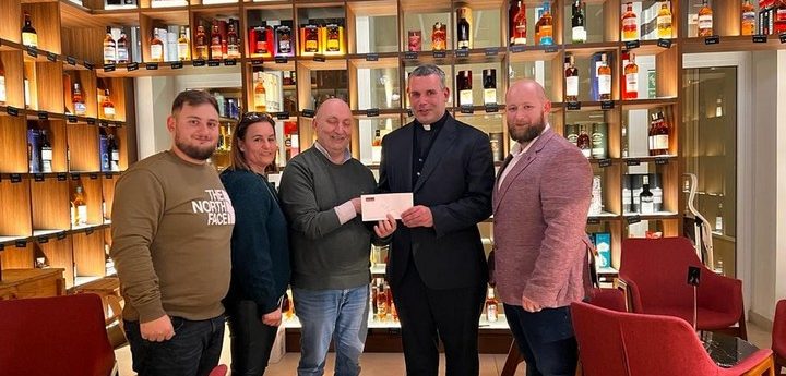 €5,885 presented to Arka from Vini e Caprici by Abraham’s