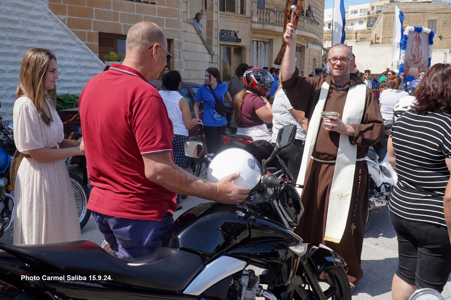Pilgrimage with effigy of Our Lady of Graces from Ta' Pinu to Victoria