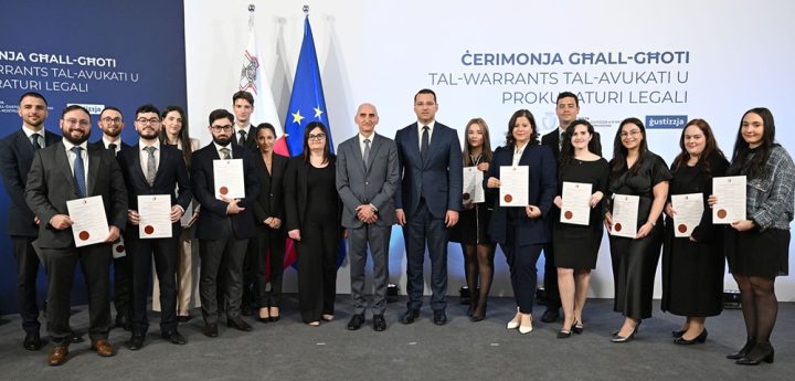 Warrants presented to 17 new lawyers and legal prosecutors