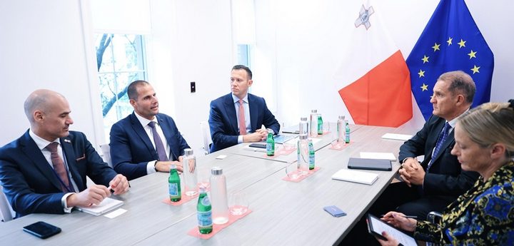 Prime Minister in New York talks with Amazon representatives