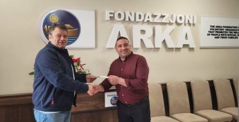 Otters ASC presents €350 donation to the Arka Foundation