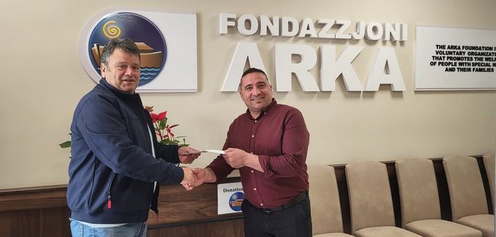 Otters ASC presents €350 donation to the Arka Foundation